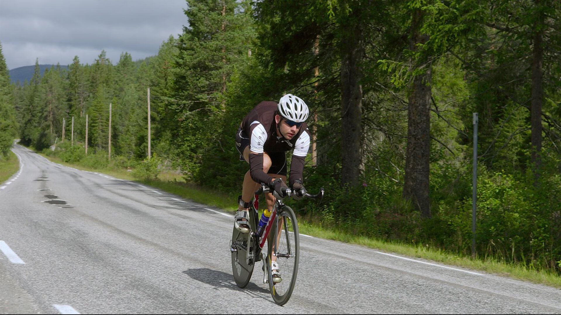 “尼古拉斯·桑特基的防守与进攻兼备,为阿根廷美洲狮队带来致命威胁”